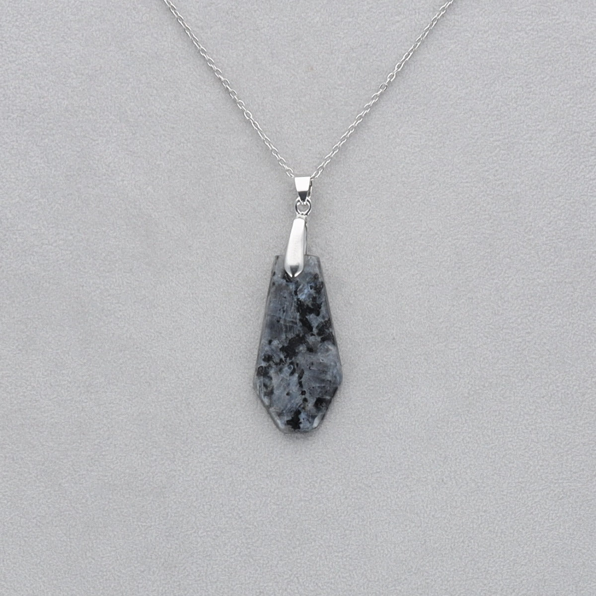 Larvikite Cabochon percé 14