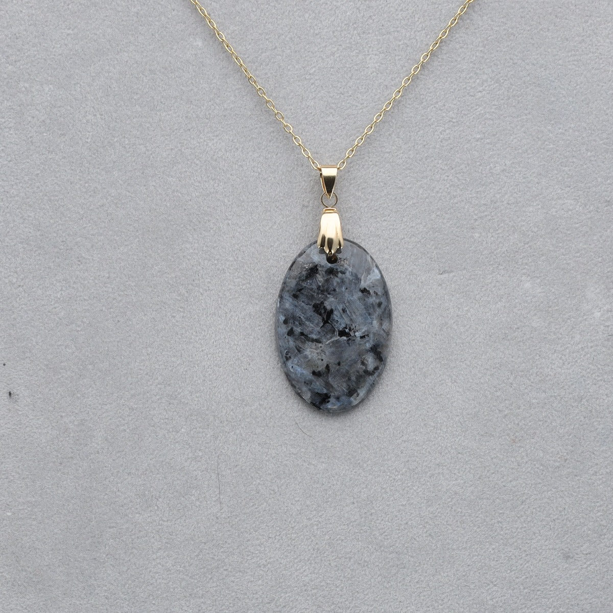 Larvikite Cabochon percé 38