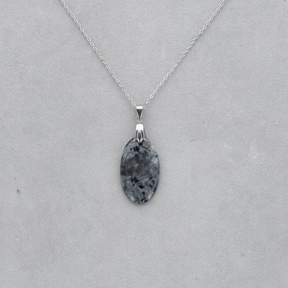 Larvikite Cabochon percé 44