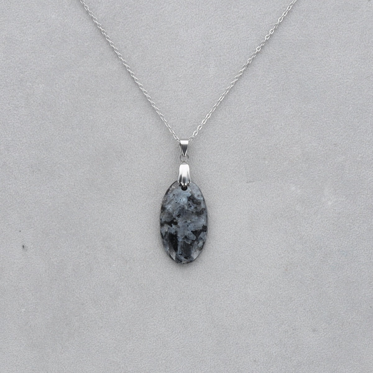 Larvikite Cabochon percé 46