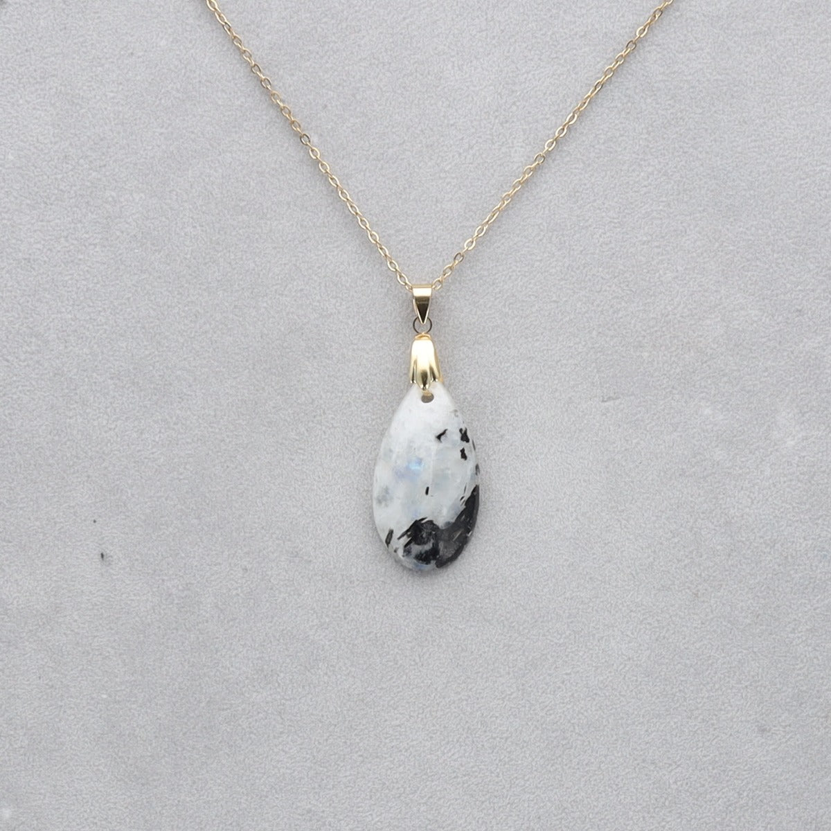 Pierre de Lune Tourmaline Cabochon percé 48