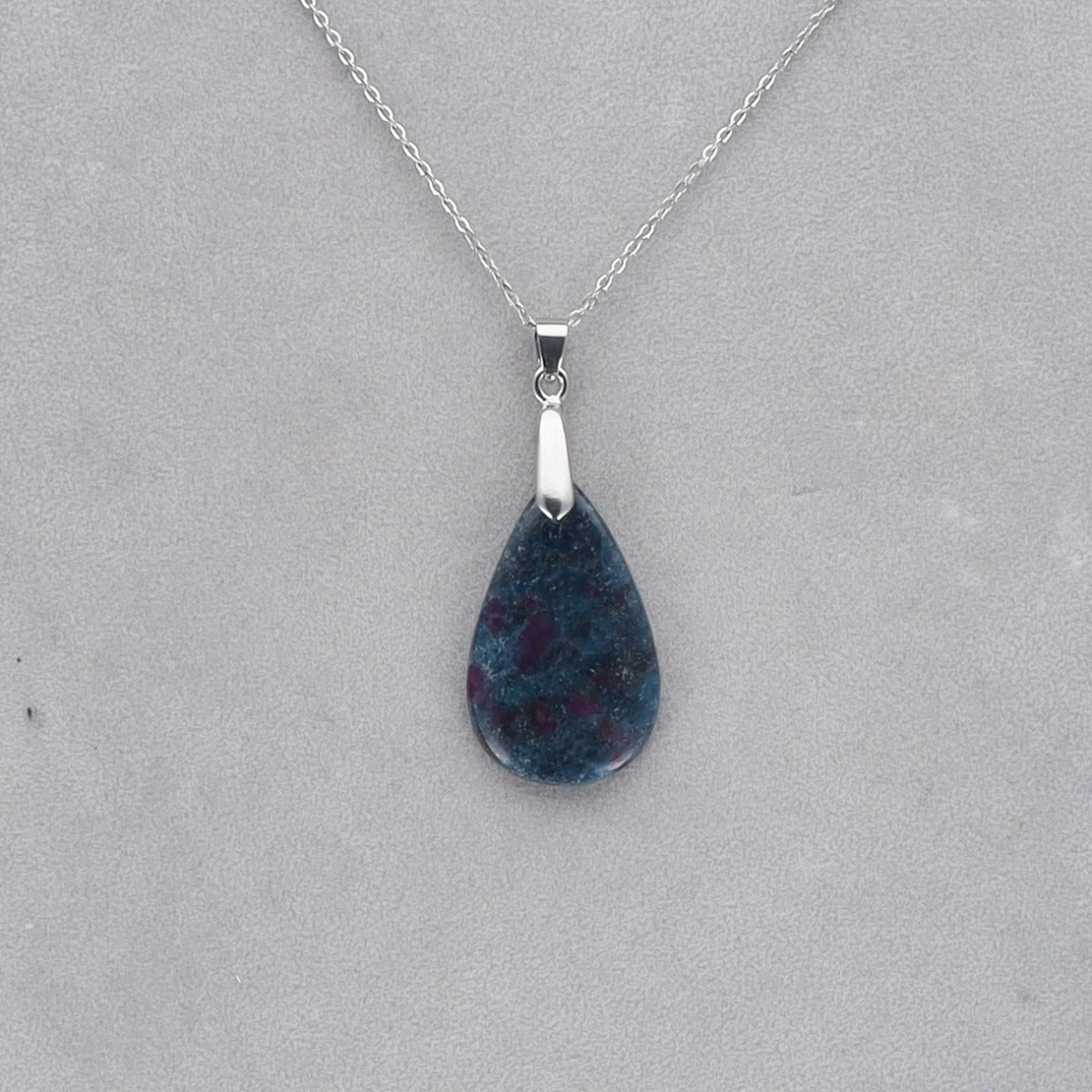 Rubis Cyanite Cabochon percé 10
