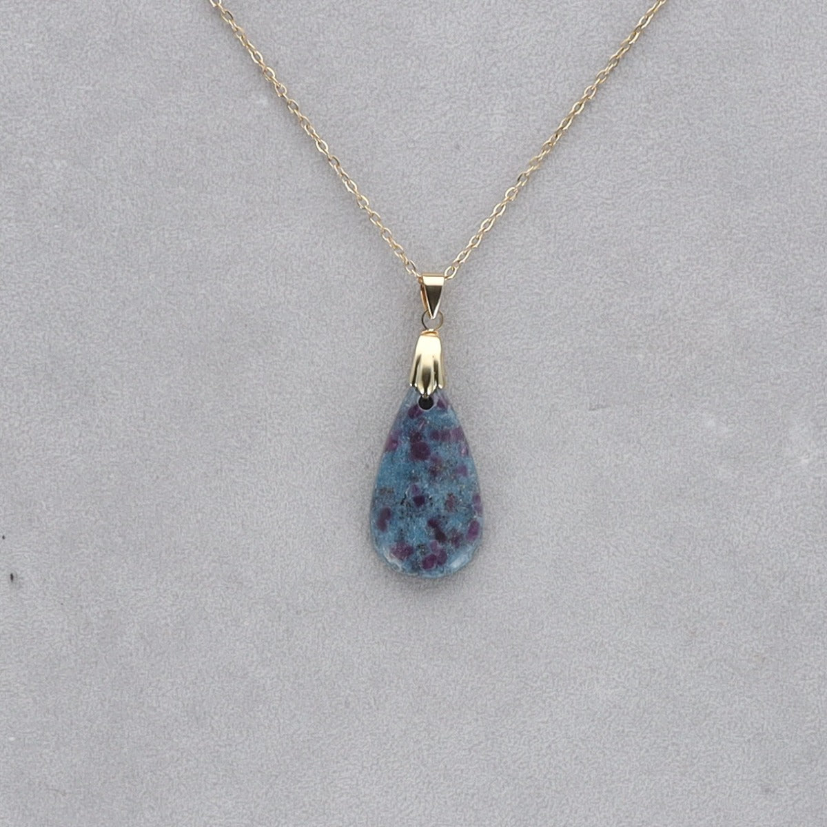 Rubis Cyanite Cabochon percé 4