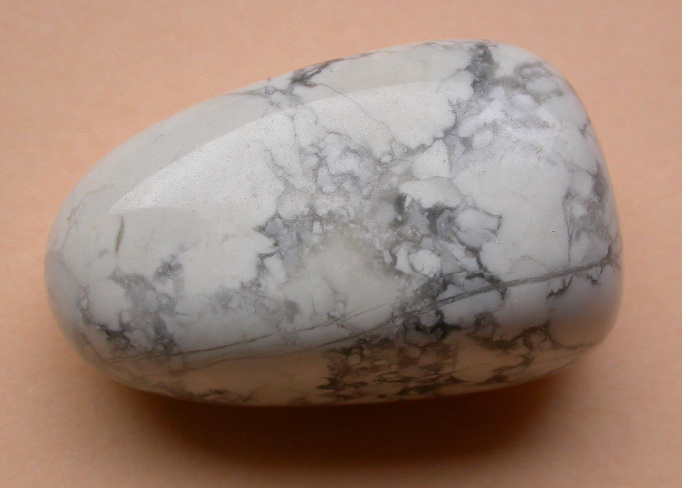 Howlite, minéral naturel
