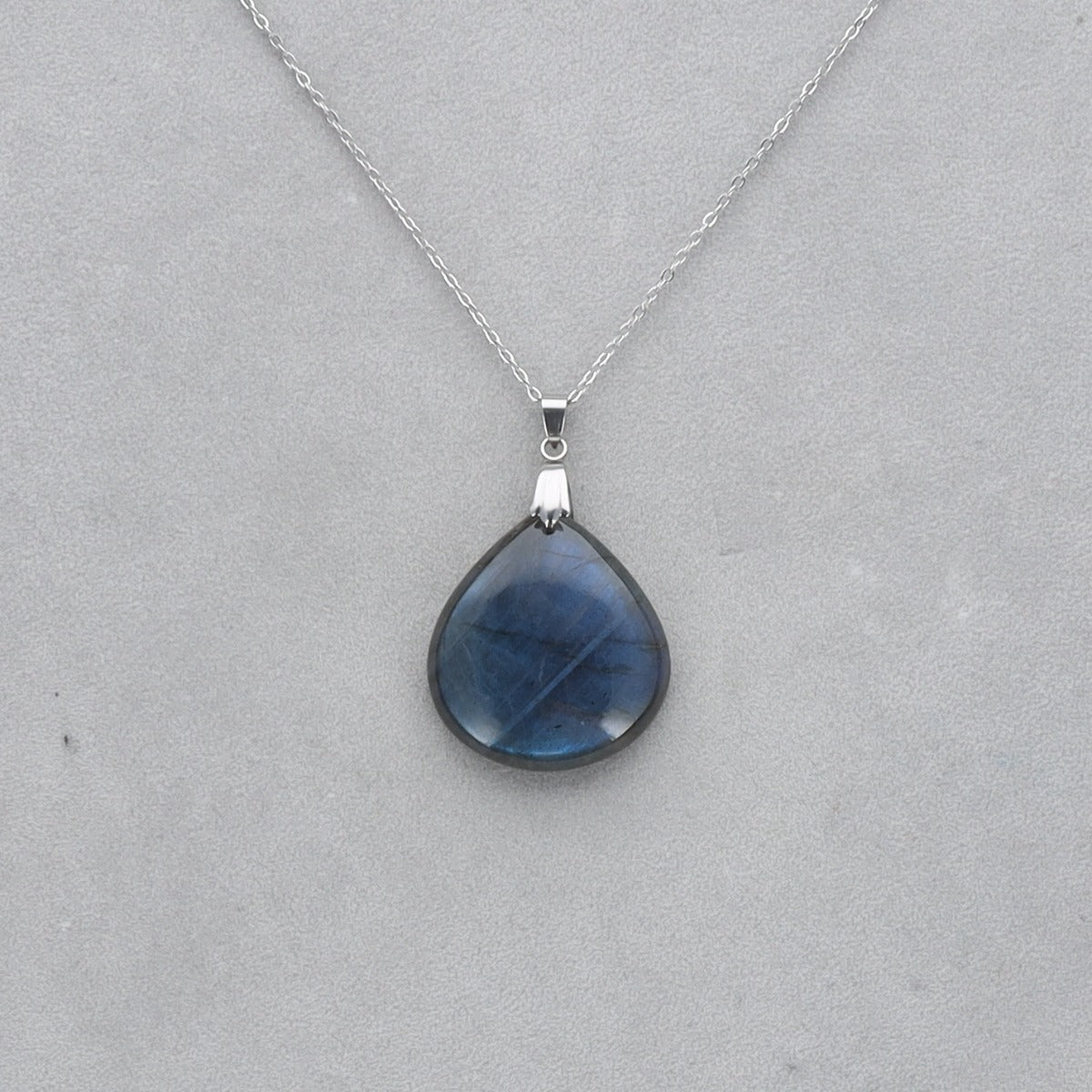 Labradorite Extra Cabochon percé 61