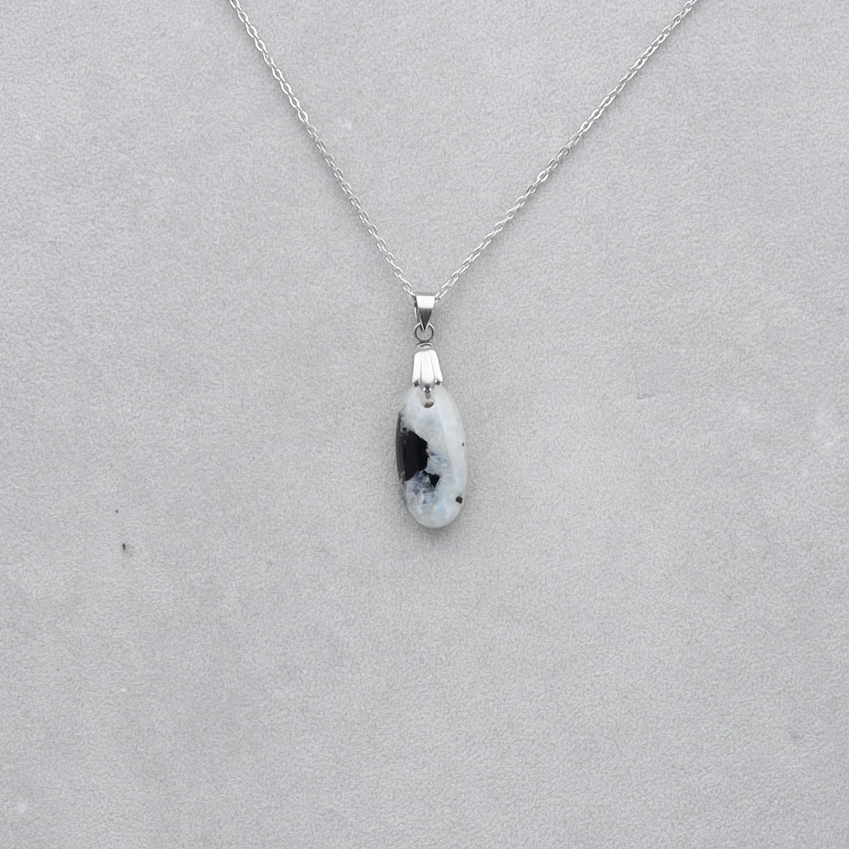 Pierre de Lune Tourmaline Cabochon percé 57
