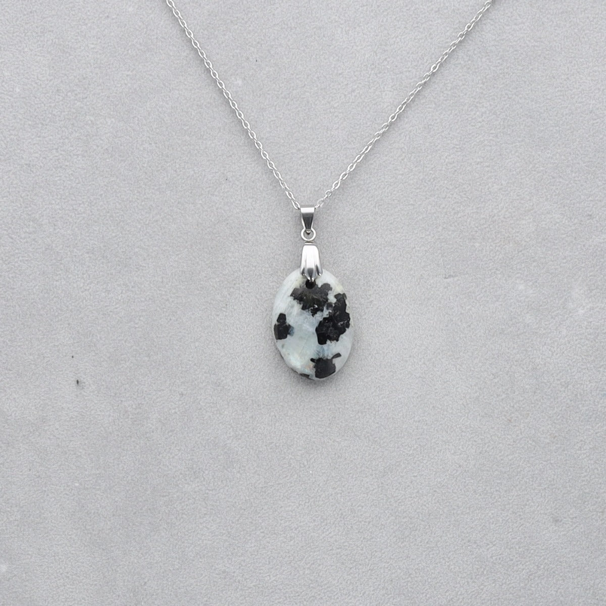Pierre de Lune Tourmaline Cabochon percé 60
